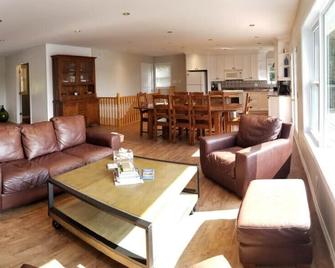 Ultimate privacy on 10 acres, weed free shoreline, beautiful sunsets, Wolfe Lake - Westport - Sala de estar