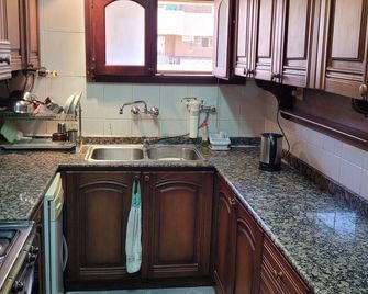 Cozy 2-bedroom apartment in charming Cairo Governorate with AC, WiFi - Madinat Coraya - Cocina