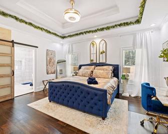 Luxurious 5 Bedroom Mini Mansion Near Downtown Atlanta - College Park - Bedroom