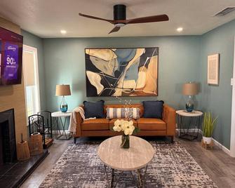 Sunrise Experience w/King Size Bed & Pet Friendly - Roswell - Sala de estar