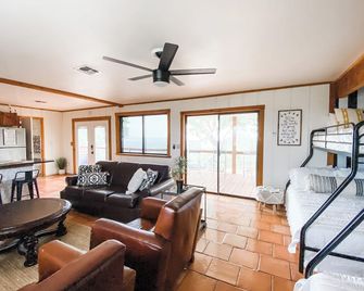 Legacy Farmstead- Rock Refuge- Hilltop Views - Boerne - Huiskamer