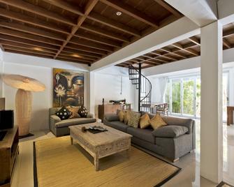 Superb 4br Villa, Legian! - 5min Drive To Kuta Beach! W/Private Swimming Pool! - Denpasar - Living room