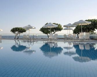 Maritimo Beach Hotel - Sisi - Basen