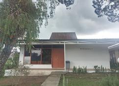 Kaliaga Bungalow - Berastagi - Building