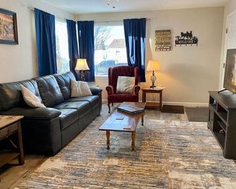Bo's Copper City Charmer, easy Freeway Access, open floorplan - Butte - Living room