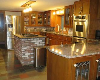 Grandview Gambrel - Farmington - Kitchen
