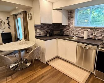 Bright Walk-Out Suite with Private Entrance, Parking & Backyard … - Aurora - Kitchen