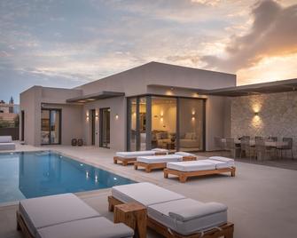 Athina Luxury Villa, with Pool & Walk to the Beach, By ThinkVilla - La Canea - Piscina