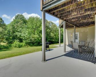 Pet-Friendly Cleveland Apt 7 Mi to Yonah Mountain - Cleveland - Patio