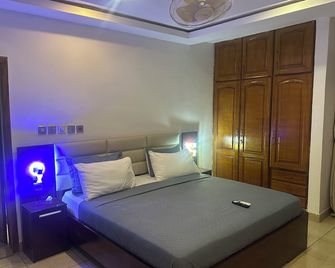 D Barfi Guesthouse, excellent location - 庫馬西 - 臥室