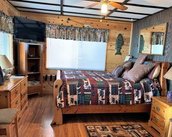 Cozy & Cute Studio Cabin, Pet Friendly with Large Deck On The Lakeshore - Westwood - Bedroom