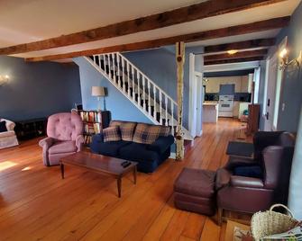 Feel the Country Vibe in this 4-bedroom Farmhouse Inn! Close to Kingston, PEC - Napanee - Obývací pokoj