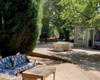 Auberge de Jeunesse HI Nîmes - Nîmes - Patio