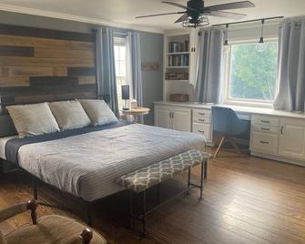 Spacious 5-bedroom Allouez Home - 6 min drive to Lambeau - Allouez - Bedroom