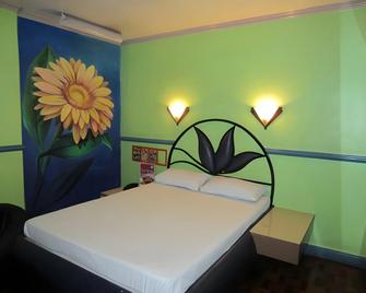 Halina Drive in Hotel-Sta Mesa - Manila - Bedroom