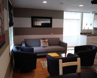 The House on Wine Alley - Hermann - Living room