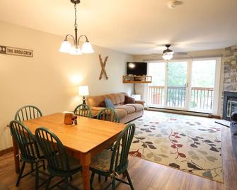 Waterville Valley Vacation Rental Condo with shared pool (WHK127V) - Waterville Valley - Comedor