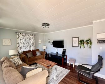 David's Place, Relaxing, calm 3 bedroom 2 full baths in a quiet neighborhood. - Monroe - Wohnzimmer