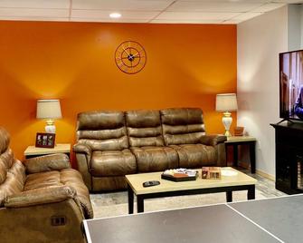 Beautiful Home In The Heart Of It All - Traverse City - Wohnzimmer