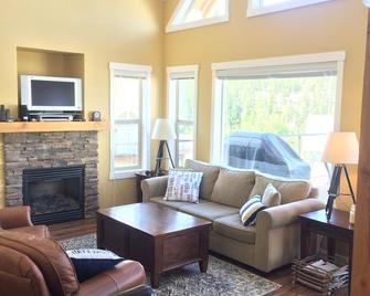 Lake Okanagan! 3 Bedroom Cottage With Beach, Pools and Great Resort Amenities - Fintry - Living room