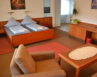 Hotel Garni Sebastian - Kirrweiler - Спальня