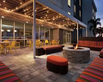 Home2 Suites by Hilton Sarasota Bradenton Airport - Sarasota - Binnenhof