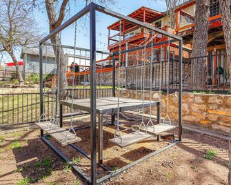 Creekside Cottage w/ Deck & Hot Tub in Belton - Belton