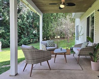 Canoe Creek Retreat - Salmon Arm - Binnenhof