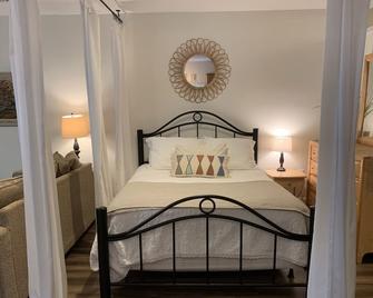 Private Pet Friendly Cottage - Powder Springs - Bedroom