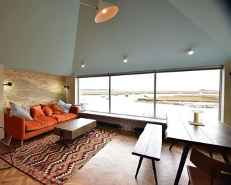 Stunning New Property with Roof Terrace and Amazing Views - Wells-next-the-Sea - Вітальня