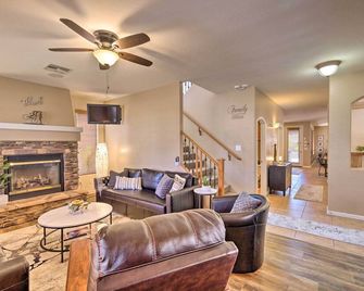 Phoenix Retreat with Pool, Spa and Theater Room - Queen Creek - Sala de estar