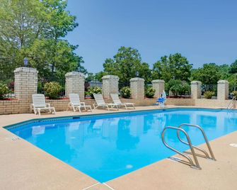 Days Inn by Wyndham Newport News City Center Oyster Point - Newport News - Pool
