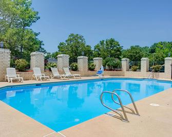 Days Inn by Wyndham Newport News City Center Oyster Point - ניופורט ניוז - בריכה