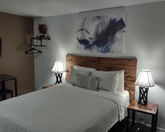 Coyote Motel West - Black Hawk - Bedroom