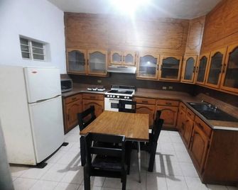 Casa 5 de Mayo - Ideal para grupos en el centro - Linares - Cocina