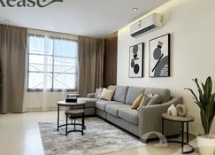 Kease Al Izdihar -7 Luxury Gold Az99 - Riyadh - Living room