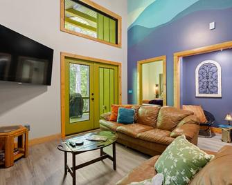 Woodstock Manor - Mills River - Living room