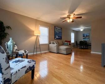 Perfect for families - Newport News - Living room