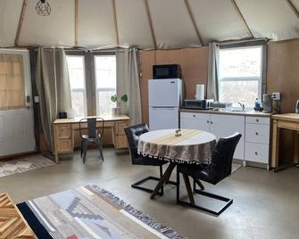 Riverfront Yurt near Hot Springs, Kayaking and Hiking - Buhl - Cocina