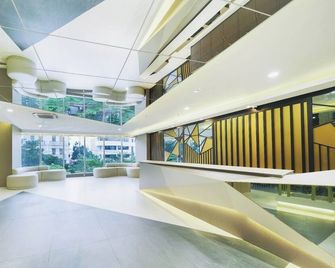 Grand Whiz Hotel Praxis Surabaya - Surabaja - Lobby
