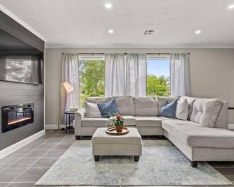 Beautiful 3 Bedroom Home - Lake Charles - Living room