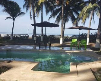 Beach front house next to restaurant - Acajutla - Piscina