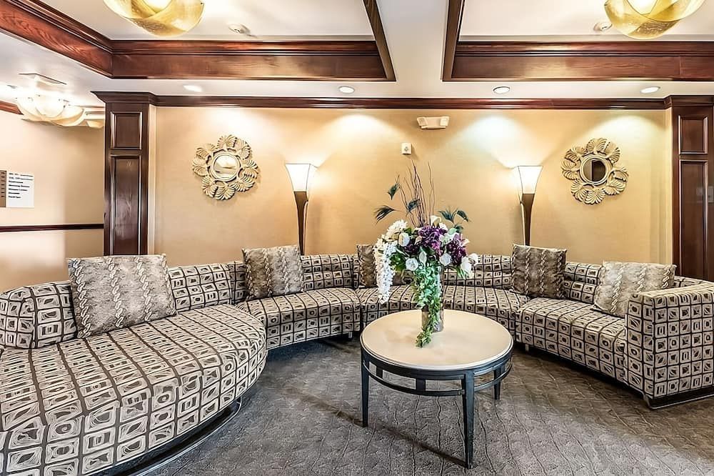 Budget-Friendly Accommodations at Red Lion Inn & Suites Mineral Wells! Pool! - Mineral Wells - Lounge
