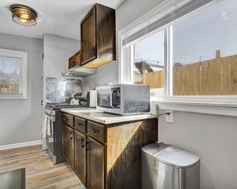 5 Bedroom, 6 Bed Cozy and Spacious Home - Lansing - Kitchen