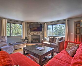Luxe Updated Home with Grill and Hot Tub 4 Mi to RMNP - Estes Park - Living room