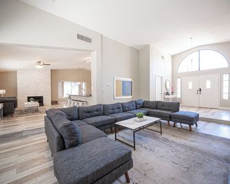 Stylish 4 Bed, 3 Bath in Henderson/Green Valley! - Henderson - Living room