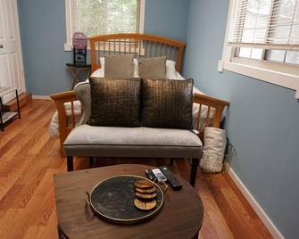 Lake Casita (Monks Drive) - Lakeway - Living room