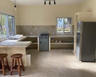 Cozy 2-bedroom apartment with AC, WiFi in charming Perula - Pérula - Cocina