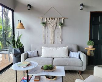 Azulita Oasis, Family-Sized Loft With Pool & Large Outdoor Areas - Aguas Zarcas - Sala de estar