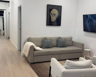 WEST HUB. Private Infrared Sauna near city & much more! New purpose built loft style! - Brisbane - Living room